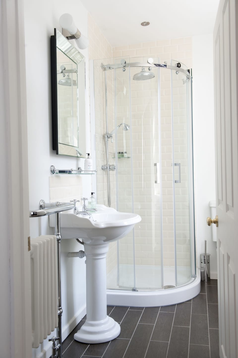 Classic Double Room | Bathroom | Shower, hair dryer, towels
