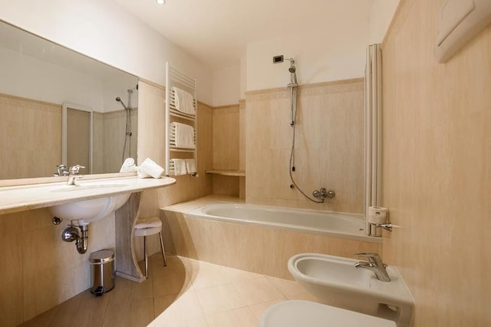 Quadruple Room | Bathroom | Free toiletries, hair dryer, bidet, towels
