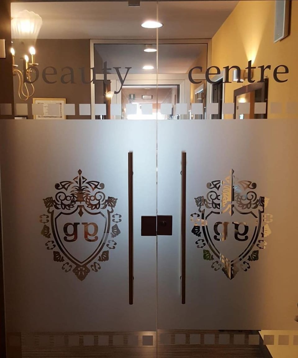 Sauna, Turkish bath, body treatments, aromatherapy, deep-tissue massages