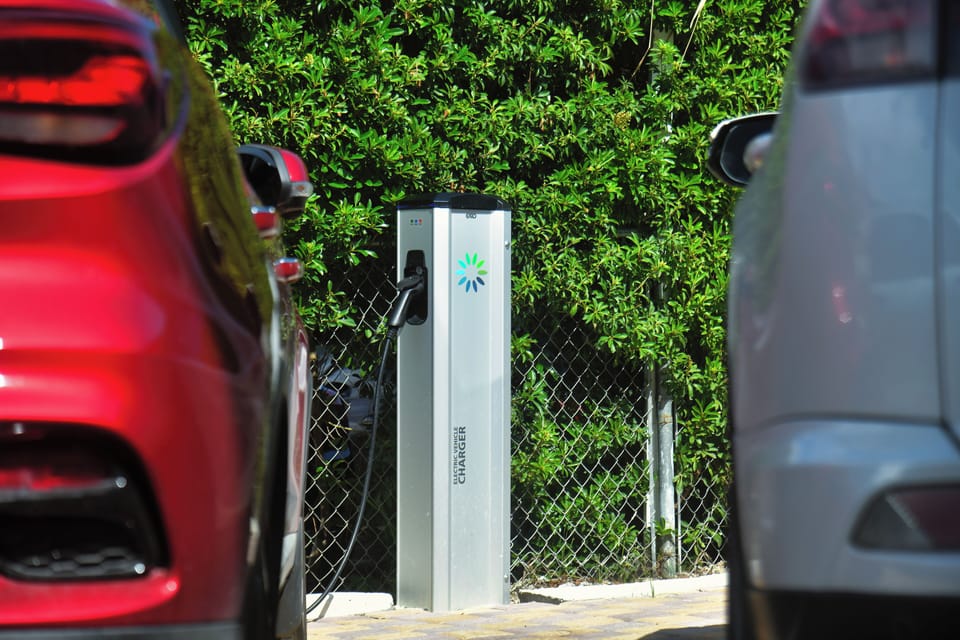 Electric vehicle charging station
