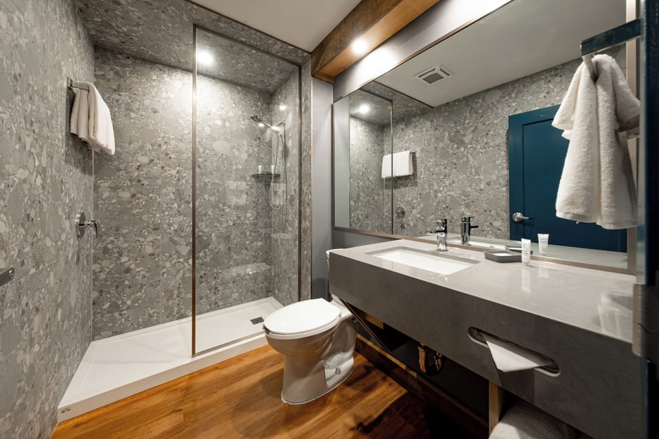 Deluxe KidCabin Suite | Bathroom | Combined shower/tub, hair dryer, towels