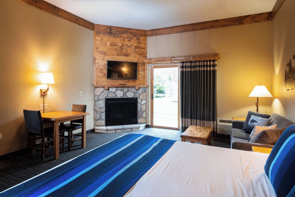 King Cabin Suite | Living area | Flat-screen TV