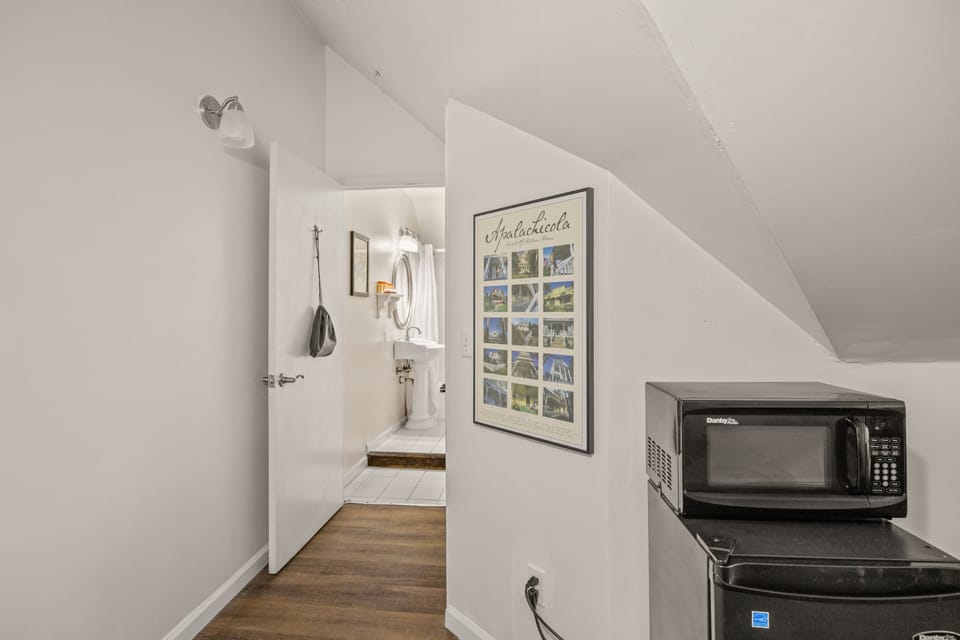 Basic Room, 2 Twin Beds, Non Smoking | Bathroom | Combined shower/tub, towels