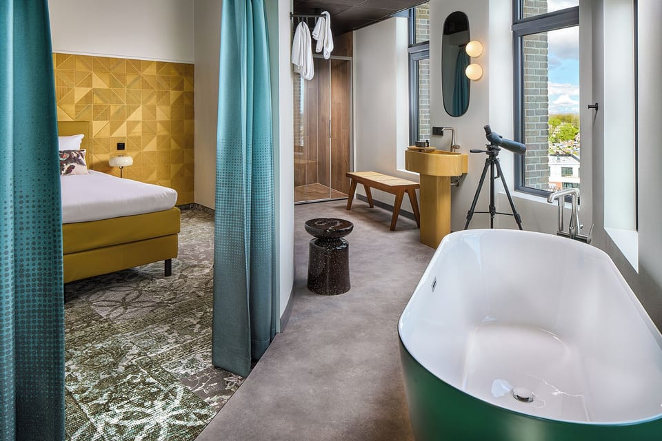 Toren - Suite | In-room safe, desk, laptop workspace, iron/ironing board