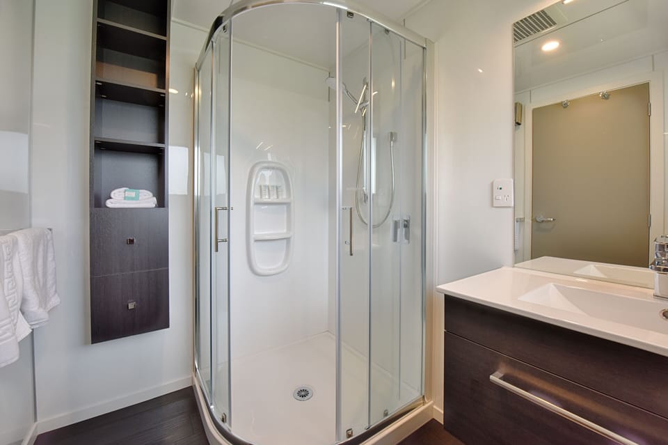 Room | Bathroom | Shower, free toiletries, hair dryer, towels