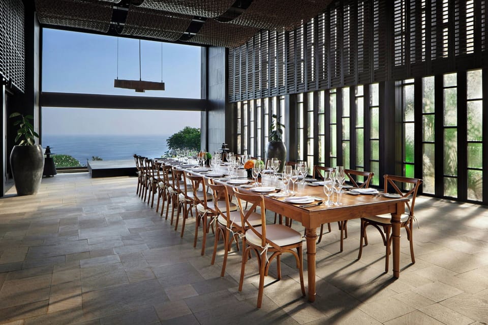 2 restaurants; breakfast, lunch, and dinner served