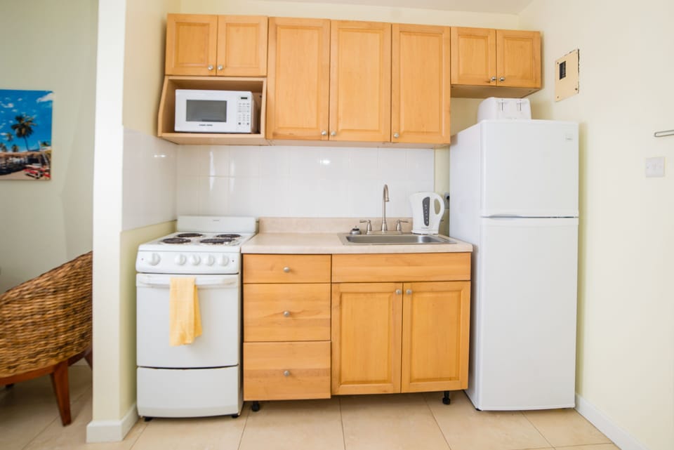 Studio, Kitchenette | Private kitchenette | Coffee/tea maker, microwave, electric kettle, toaster
