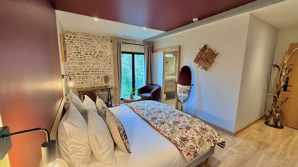 Deluxe Double Room | Desk, free WiFi, bed sheets, wheelchair access
