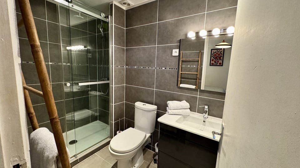 Superior Triple Room | Bathroom | Shower, free toiletries, hair dryer, towels