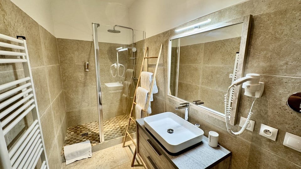 Superior Double Room | Bathroom | Shower, free toiletries, hair dryer, towels