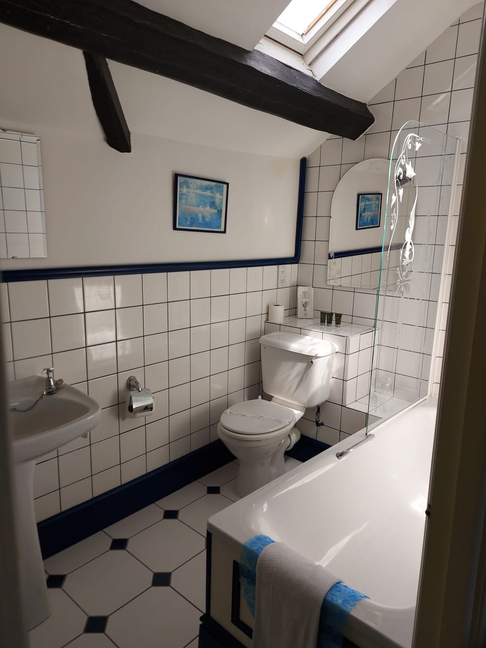 Family Room | Bathroom | Combined shower/tub, free toiletries, hair dryer, towels