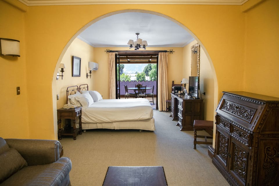 Deluxe Suite, 1 King Bed | Minibar, in-room safe, desk, blackout drapes