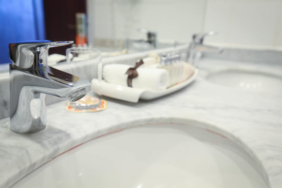 Combined shower/tub, designer toiletries, hair dryer, towels