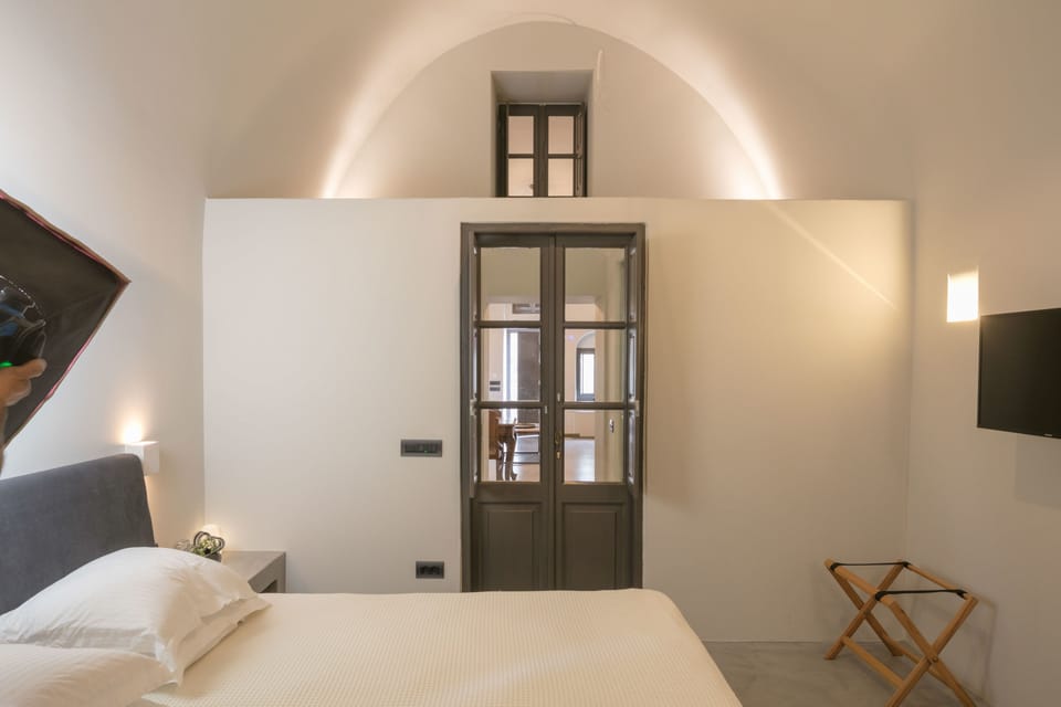 Villa (La Traviata) Indoor & Outdoor Jetted Tub Caldera View | Premium bedding, minibar, in-room safe, blackout drapes