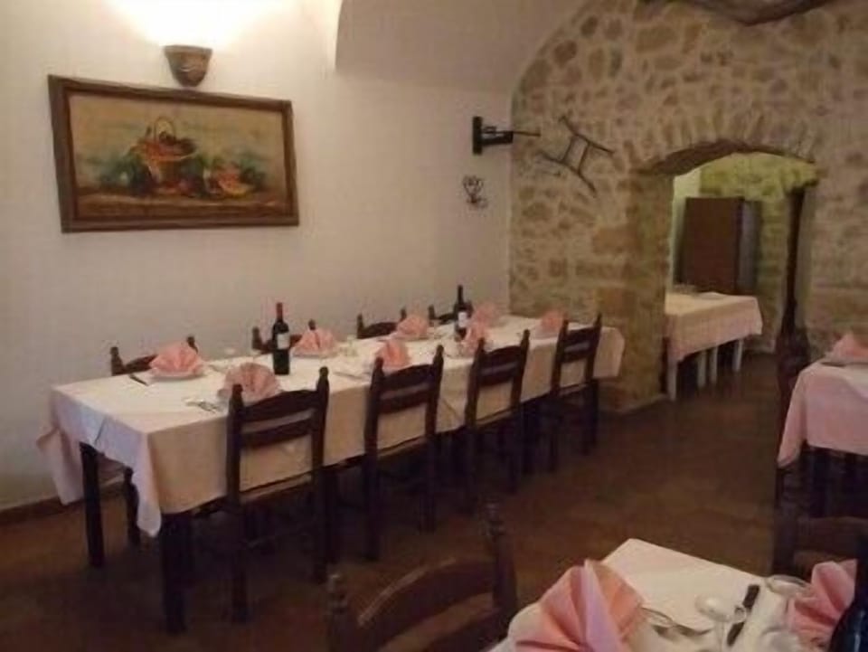 2 restaurants; breakfast, lunch, and dinner served