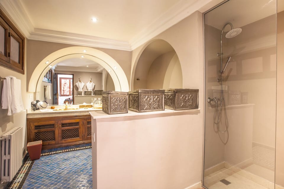 Junior Suite | Bathroom | Combined shower/tub, designer toiletries, hair dryer, bathrobes