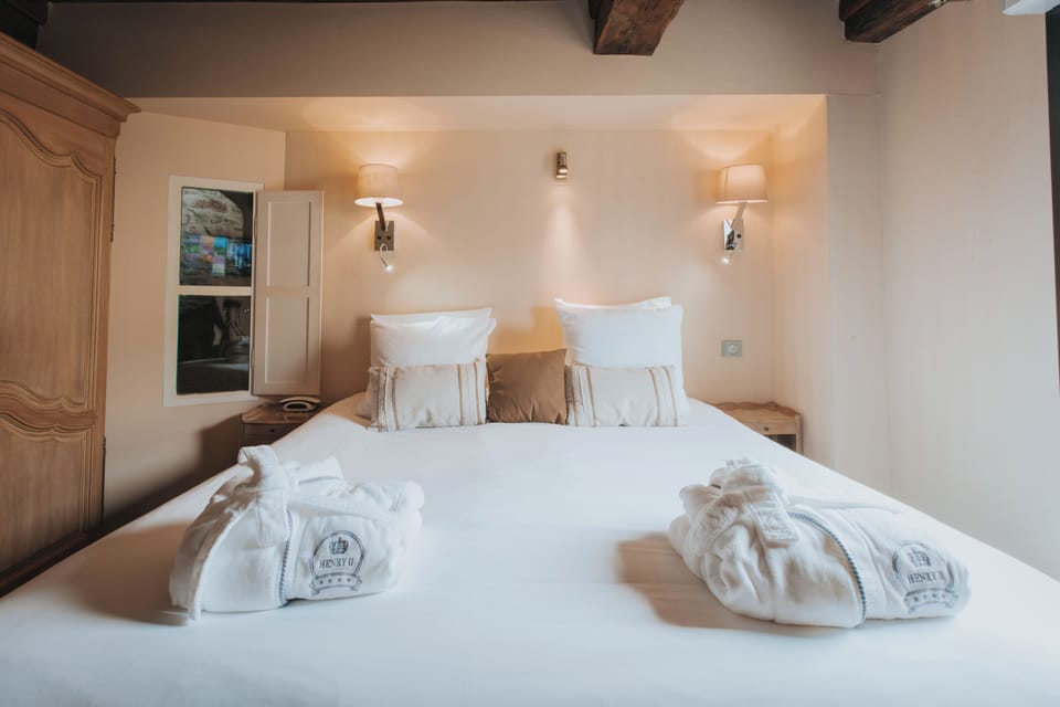Standard Double Room | Minibar, in-room safe, individually decorated, desk