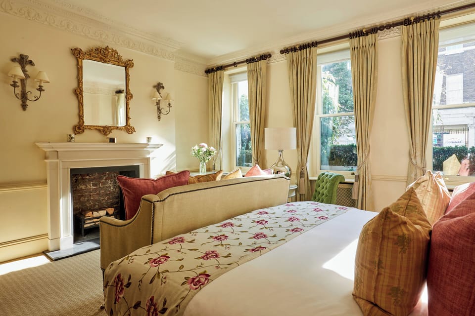 Studio (Double) | Minibar, in-room safe, individually decorated, desk