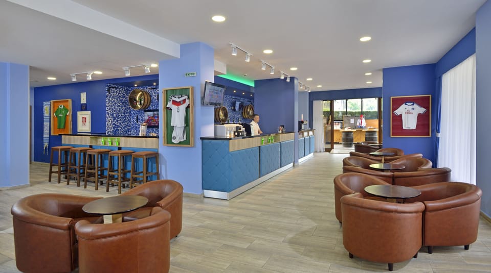 5 bars/lounges, poolside bar