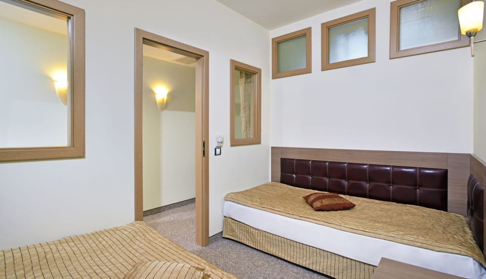 Room | Desk, blackout drapes, free cribs/infant beds, free WiFi