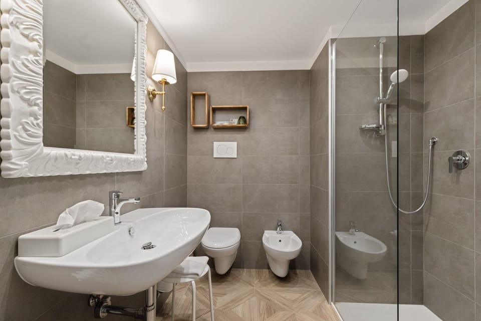 Shower, free toiletries, hair dryer, bidet