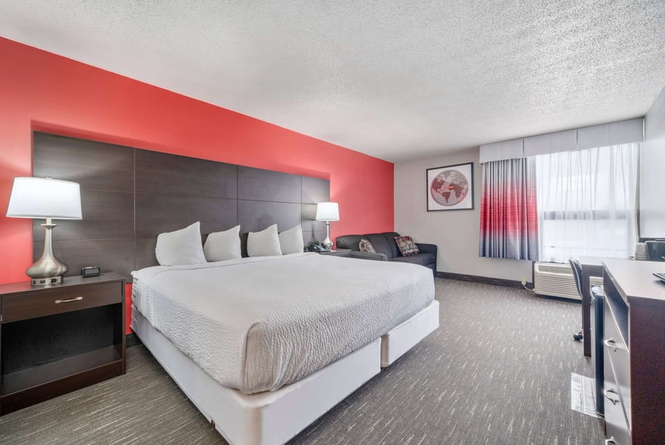 Room, 1 King Bed, Non Smoking | In-room safe, desk, iron/ironing board, free WiFi
