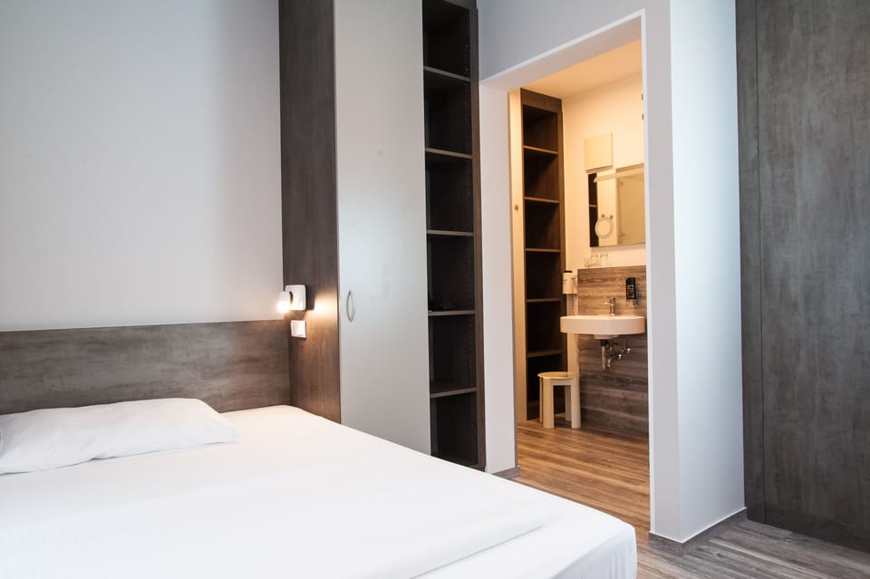 Economy Room (Street View) | Desk, soundproofing, cribs/infant beds, rollaway beds