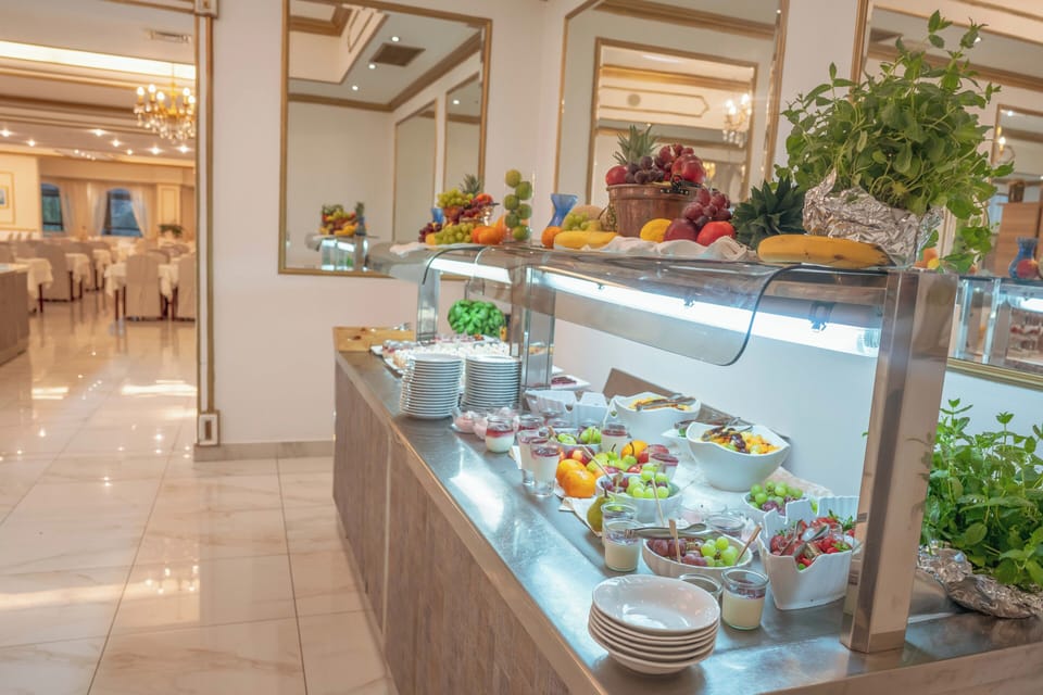 3 restaurants, breakfast, lunch, dinner served; international cuisine