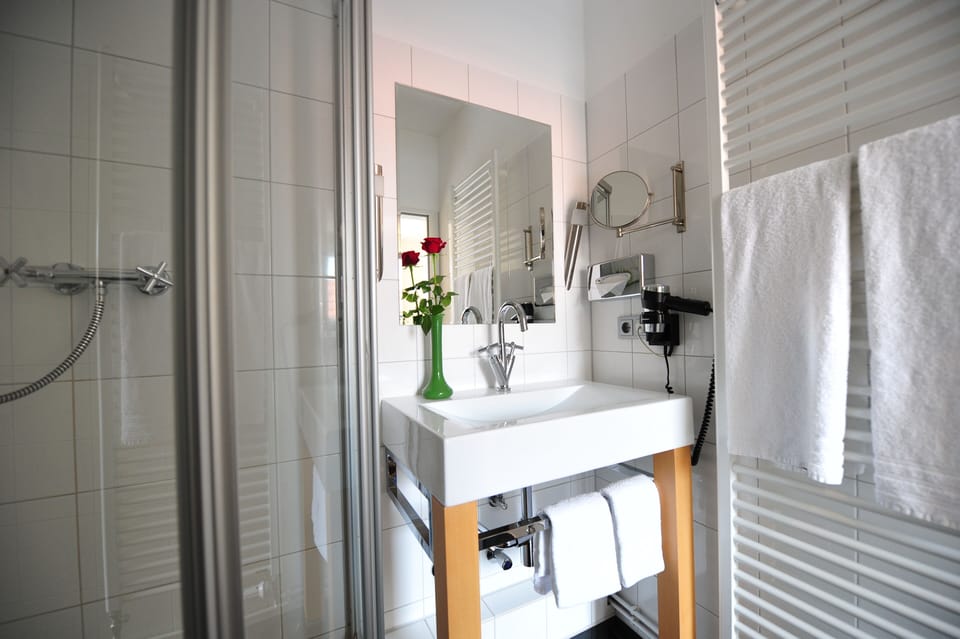 Comfort Double Room | Bathroom | Free toiletries, hair dryer, bathrobes, slippers
