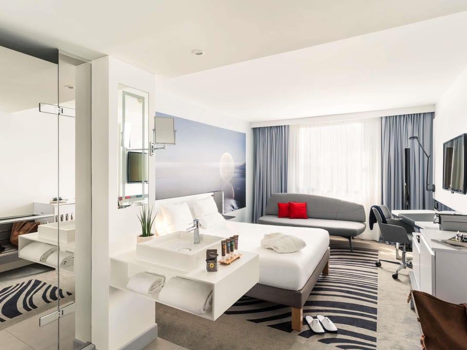Executive Room, 1 Double Bed | Premium bedding, free minibar items, in-room safe, desk