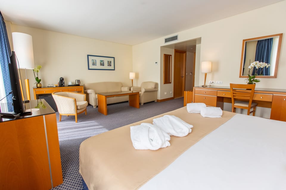 Junior Suite | Minibar, in-room safe, desk, blackout drapes