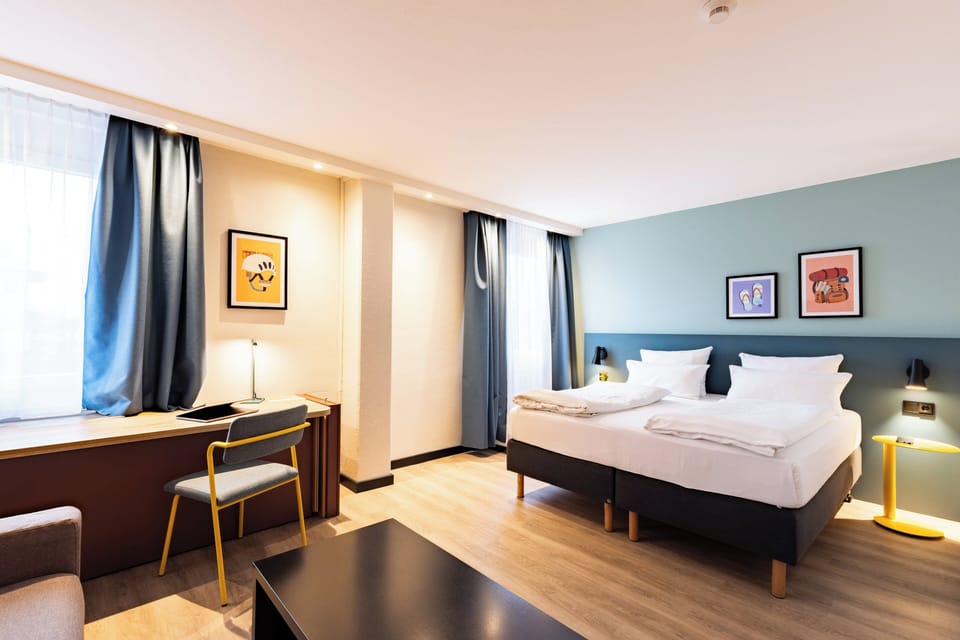 Standard Room, 1 Queen Bed with Sofa bed, Accessible | Hypo-allergenic bedding, down comforters, in-room safe, desk