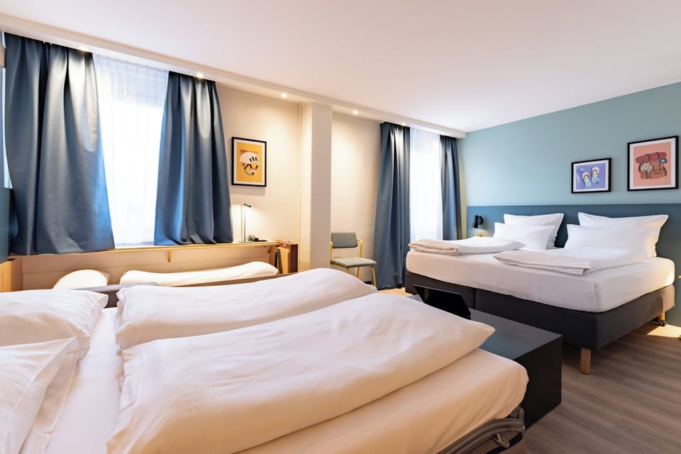 Standard Room, 1 Queen Bed with Sofa bed, Accessible | Hypo-allergenic bedding, down comforters, in-room safe, desk