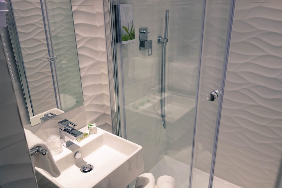 Twin Room | Bathroom | Rainfall showerhead, free toiletries, hair dryer, towels
