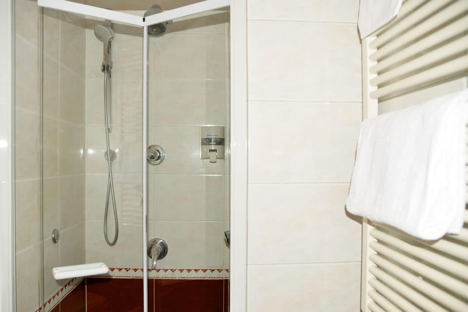 Triple Room | Bathroom shower