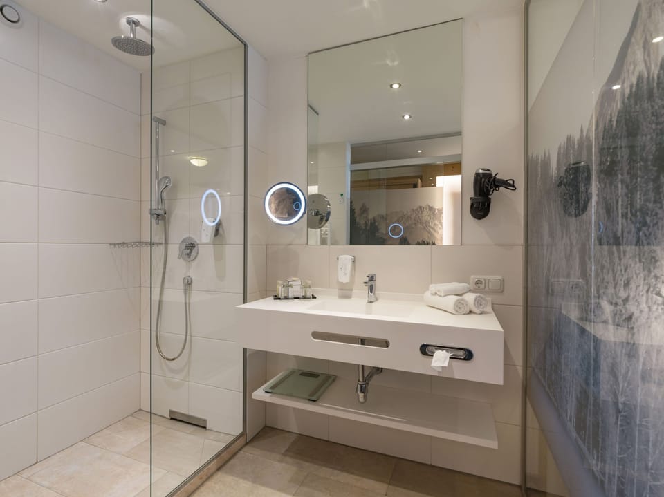 Superior Double Room | Bathroom | Free toiletries, hair dryer, bathrobes, towels