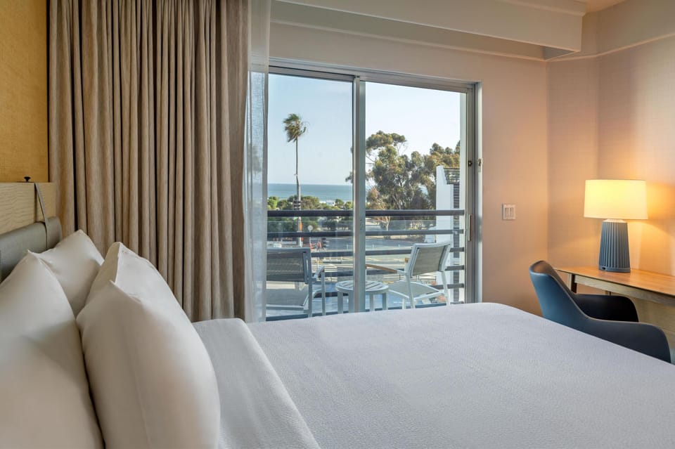 Premium bedding, in-room safe, desk, laptop workspace