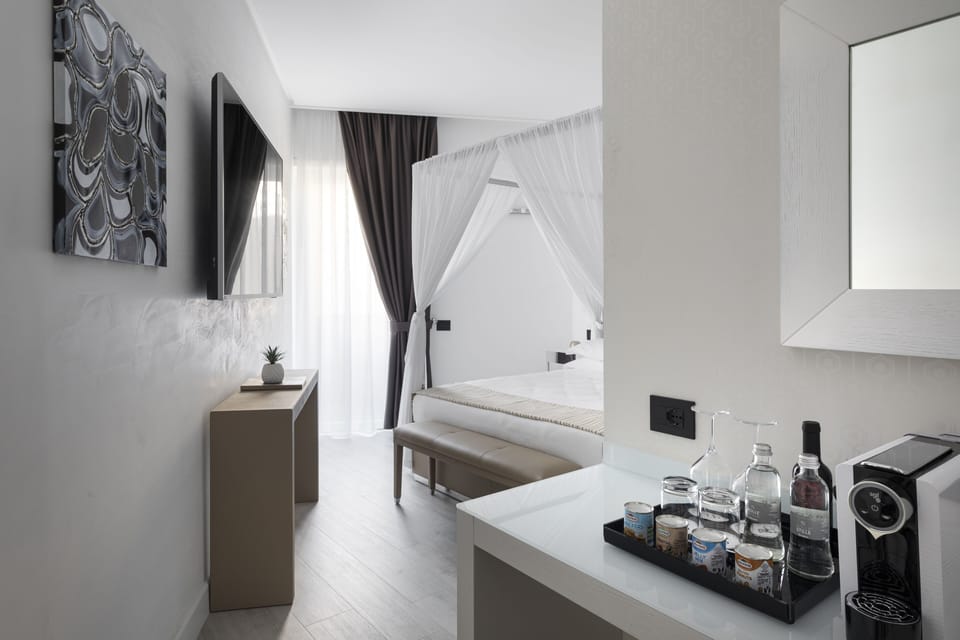 Classic Suite, Hot Tub | Premium bedding, memory foam beds, minibar, in-room safe