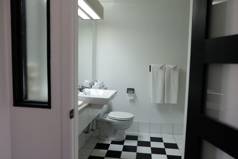Superior King Room with Fireplace | Bathroom | Free toiletries, hair dryer, towels, soap