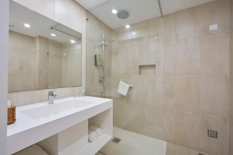 Combined shower/tub, rainfall showerhead, hair dryer, bathrobes
