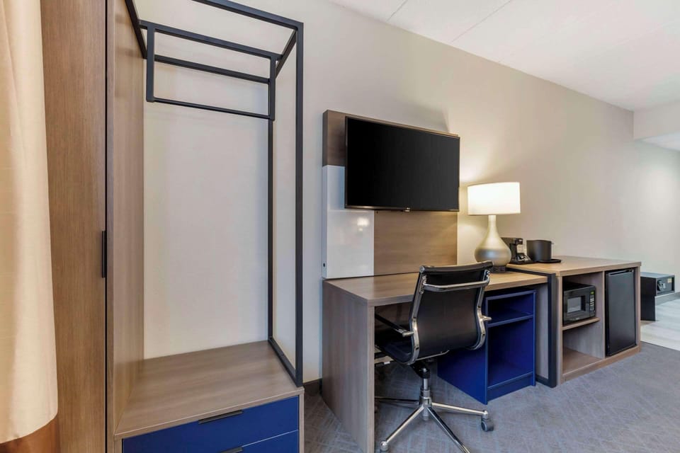 Room, 1 King Bed, Accessible, Non Smoking | Desk, blackout drapes, iron/ironing board, cribs (free)