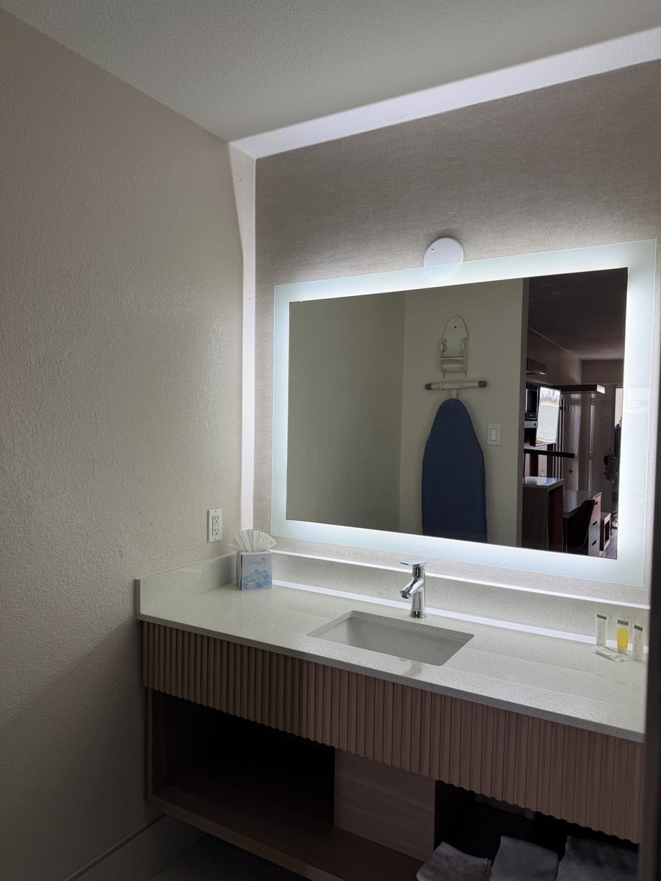 Hydromassage showerhead, free toiletries, hair dryer, towels