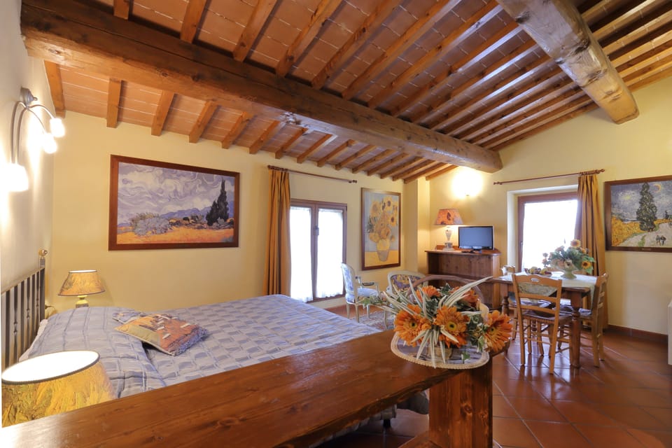 Deluxe Double Room | Minibar, in-room safe, individually decorated, desk