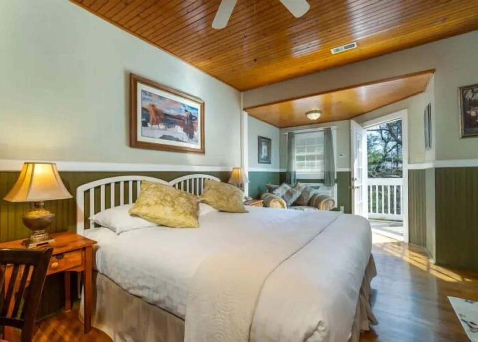 Lodge Room with Balcony | Individually decorated, individually furnished, iron/ironing board