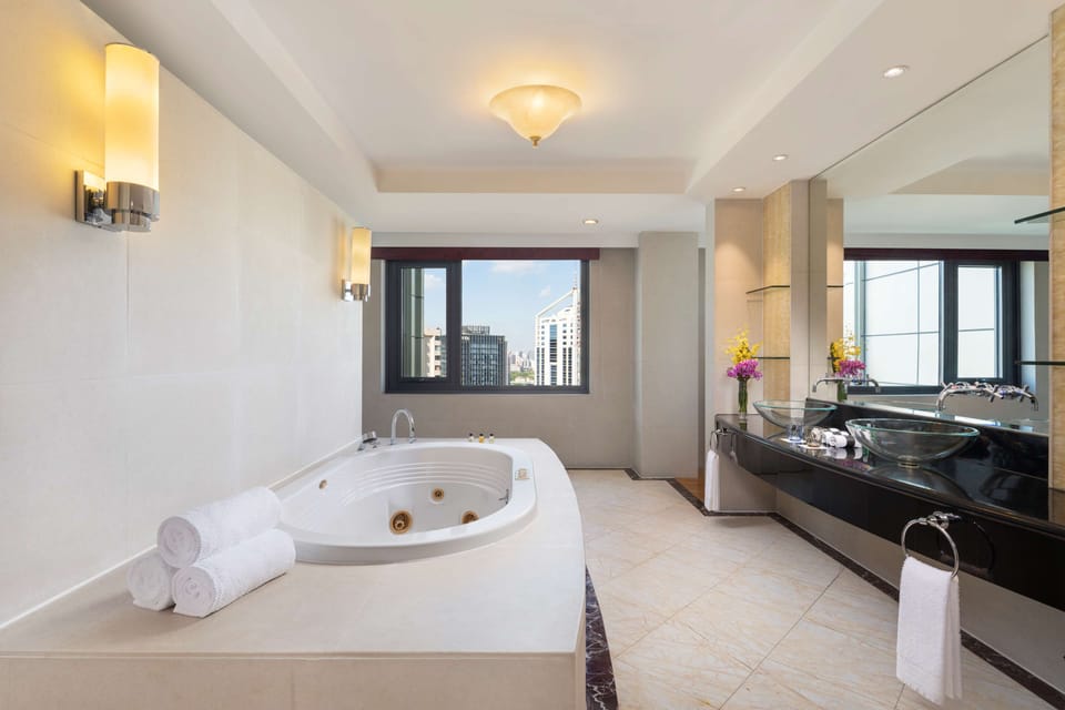 Presidential Suite | Bathroom | Combined shower/tub, free toiletries, hair dryer, bathrobes
