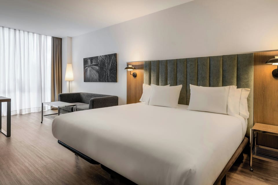 Standard Room, 1 King Bed | Premium bedding, minibar, in-room safe, desk
