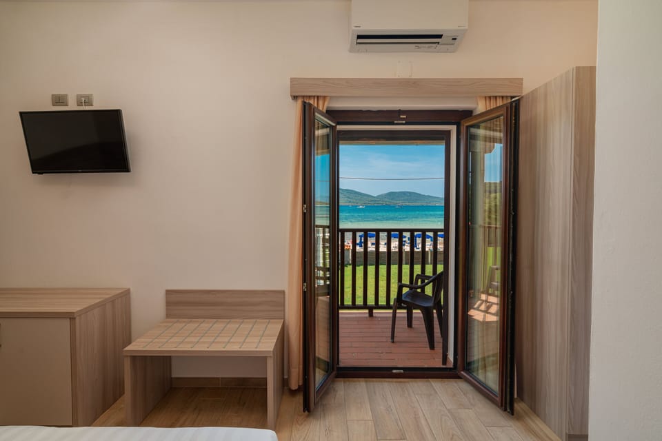 Minibar, in-room safe, desk, free WiFi