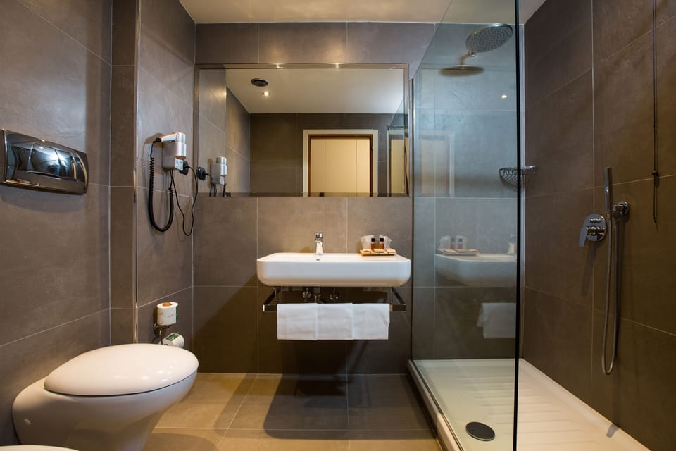 Rainfall showerhead, free toiletries, hair dryer, bidet