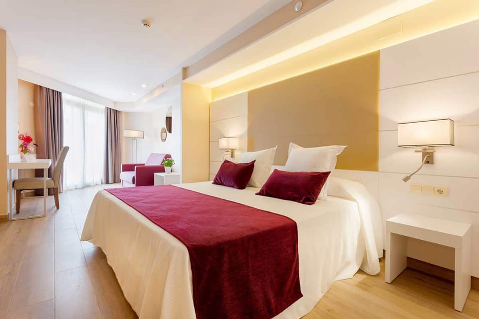 Minibar, blackout drapes, free WiFi, bed sheets