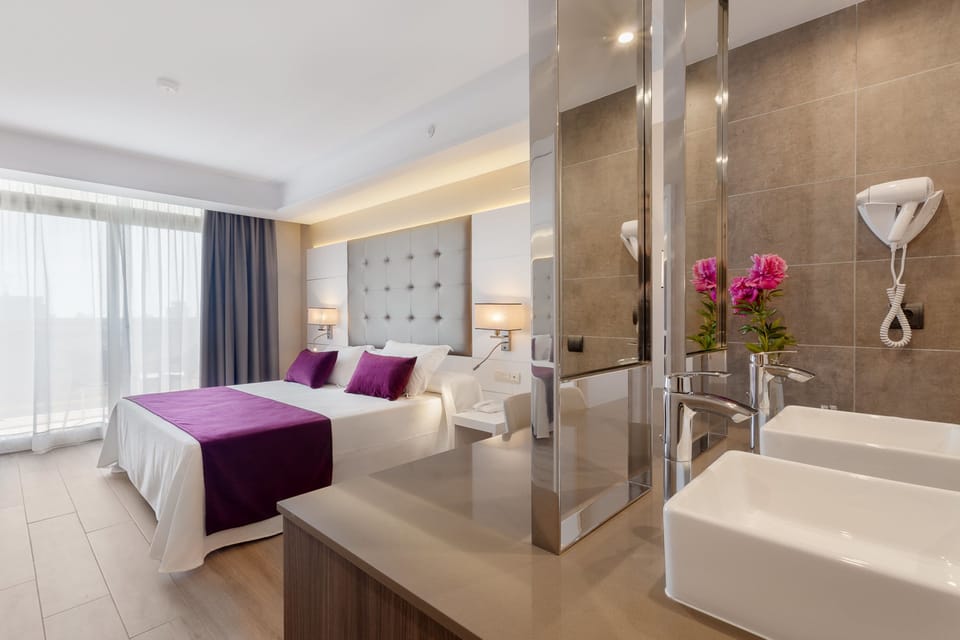 Minibar, blackout drapes, free WiFi, bed sheets